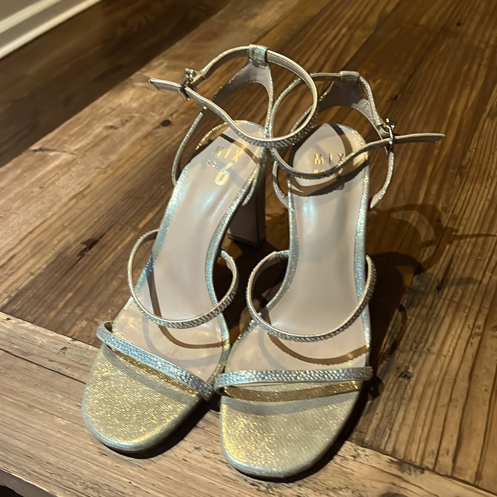 Size 8 1/2   39